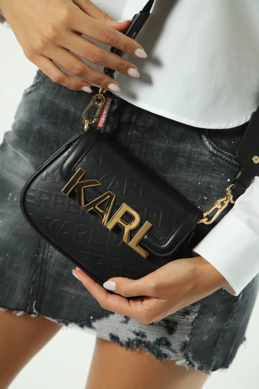 Bolso bandolera negro con maxilogo 
