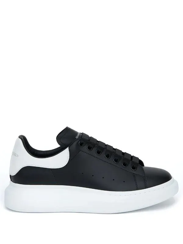 N370O Alexander McQueen tenis bajos Oversized Negro blanco