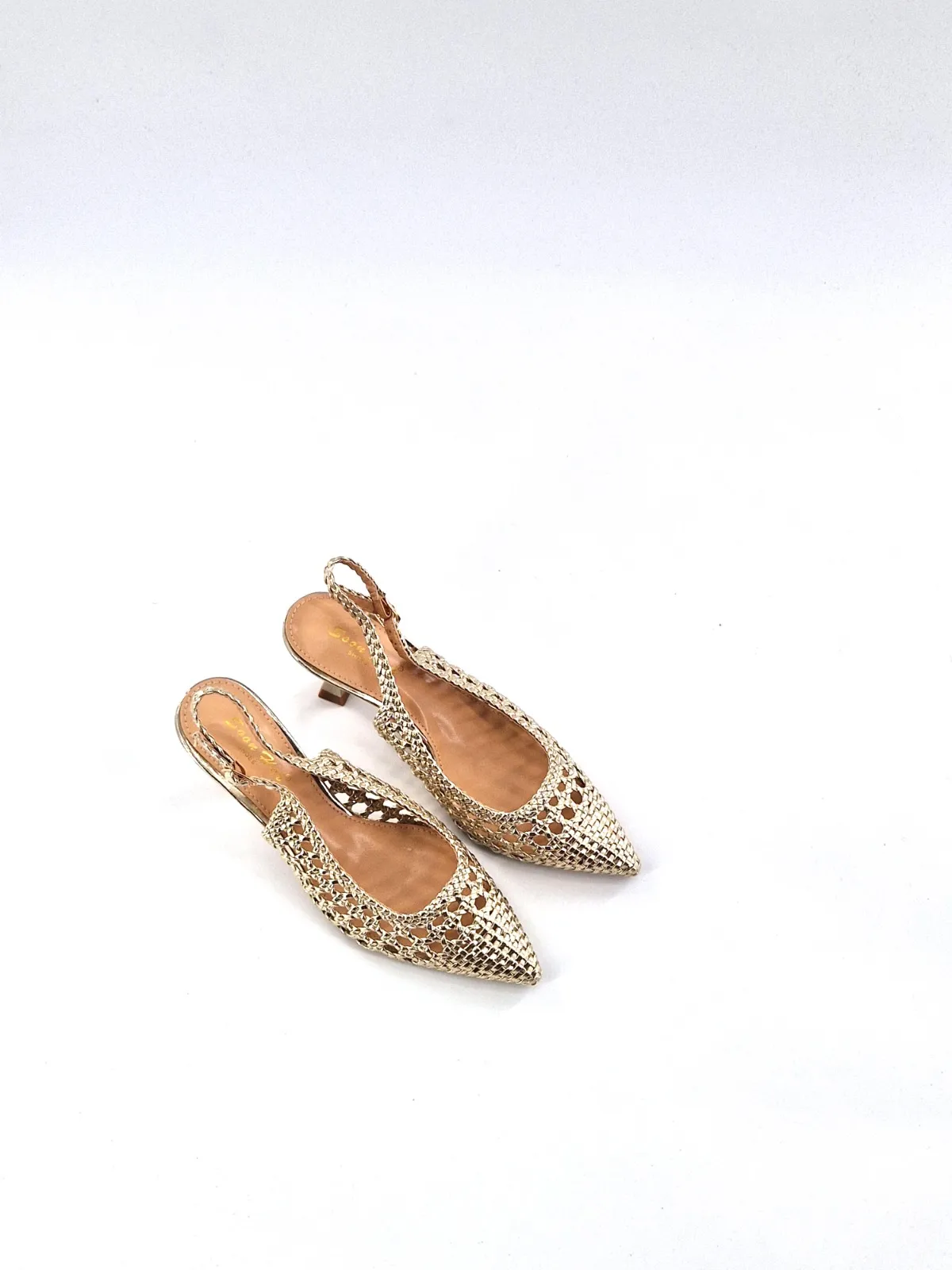 SANDALIAS TACÓN CALADOS DORADOS
