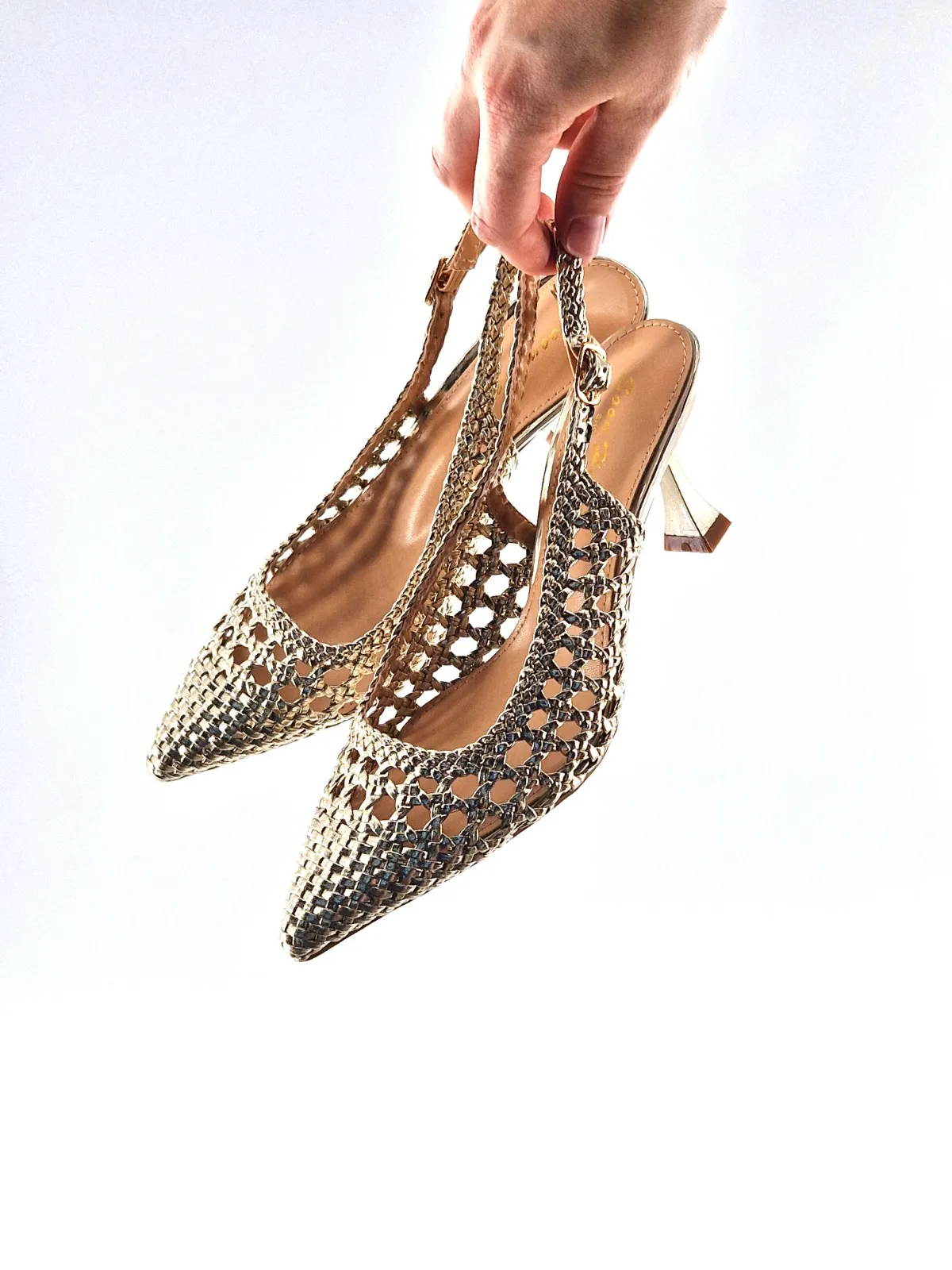 SANDALIAS TACÓN CALADOS DORADOS